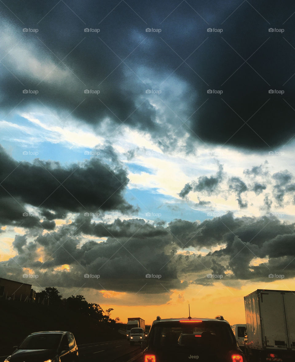 O #entardecer de #céu #azul, de #horizonte dourado e de #nuvens escuras embelezando a #TerraDaUva!
📸
#FOTOGRAFIAéNOSSOhobby
#Jundiaí #foto #paisagem #inspiração #mobgrafia
