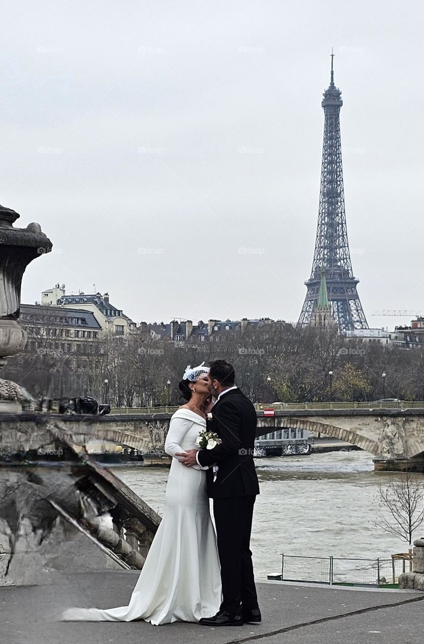 jeunes mariés à Paris