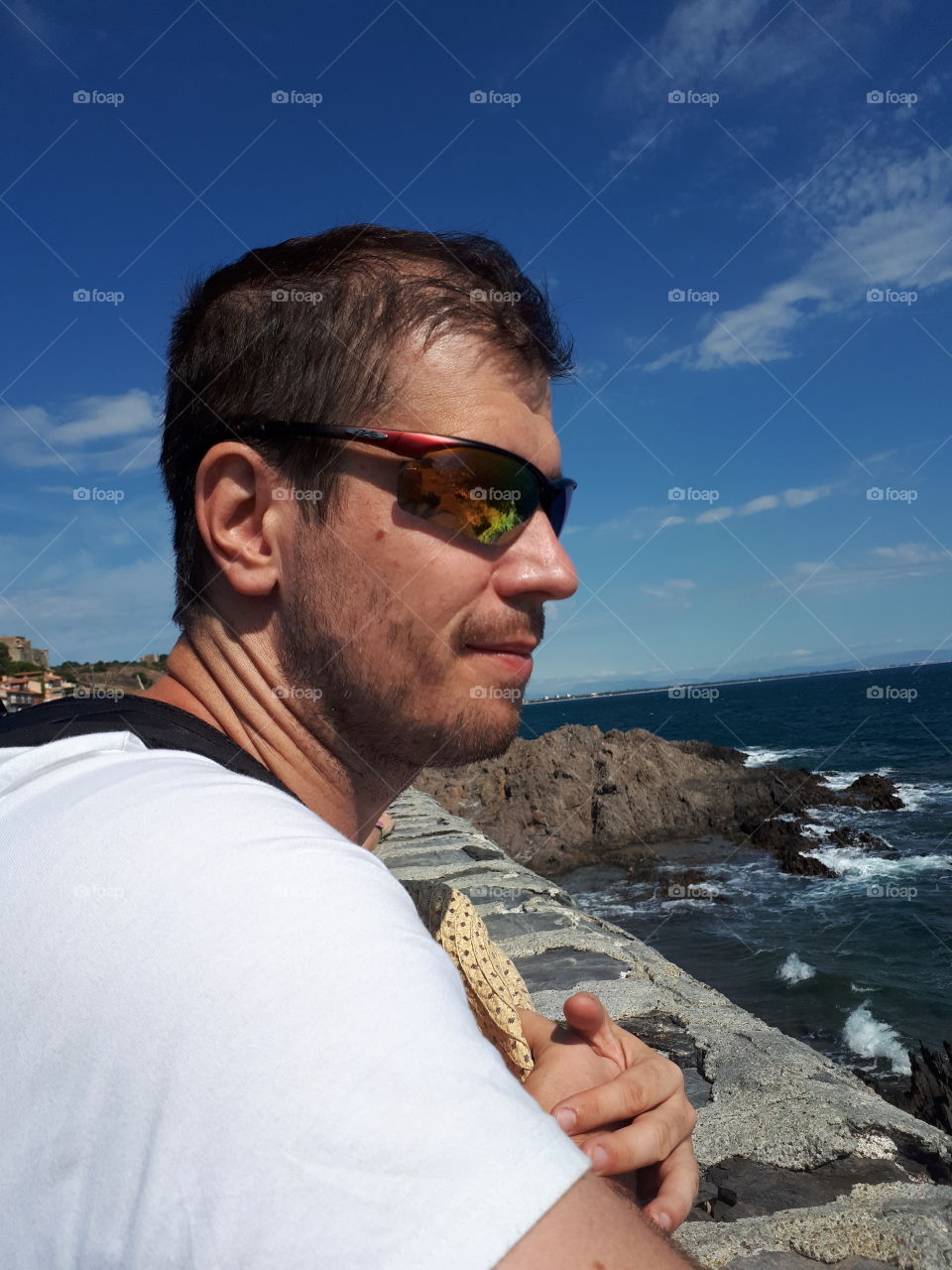 Man with sunglasses watch at the sea