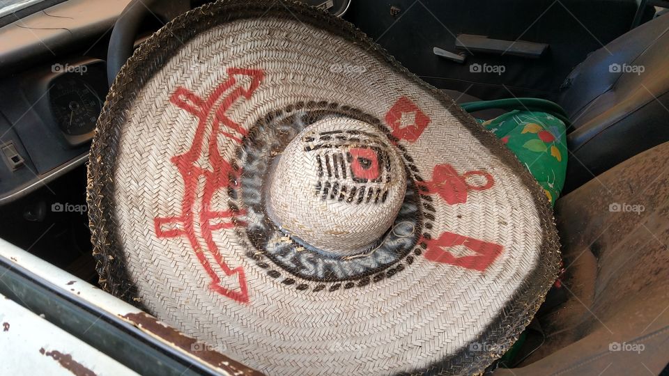 carro abandonado com chapéu com símbolo Corinthians, escudo de time de futebol pintado.