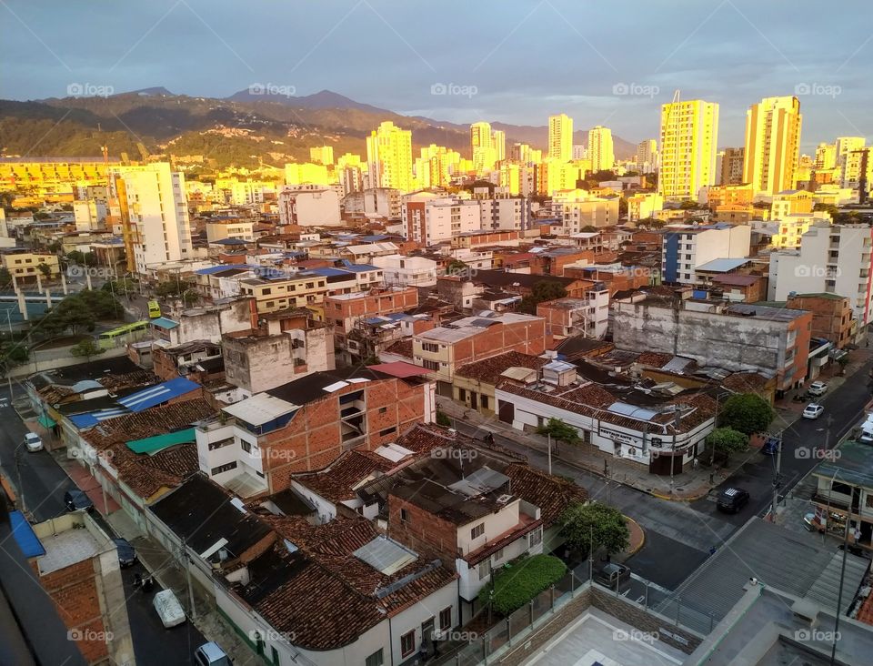 Cuando el reflejo del sol, modifica el color de las edificaciones.