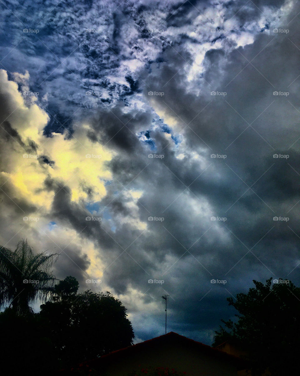 And the evening is getting very dark ... the clouds are not lying! /E o entardecer está ficando bem sombrio... as nuvens carregadas não mentem!

#FOTOGRAFIAéNOSSOhobby
#paisagem #natureza #inspiration #mobgrafia #fotografia