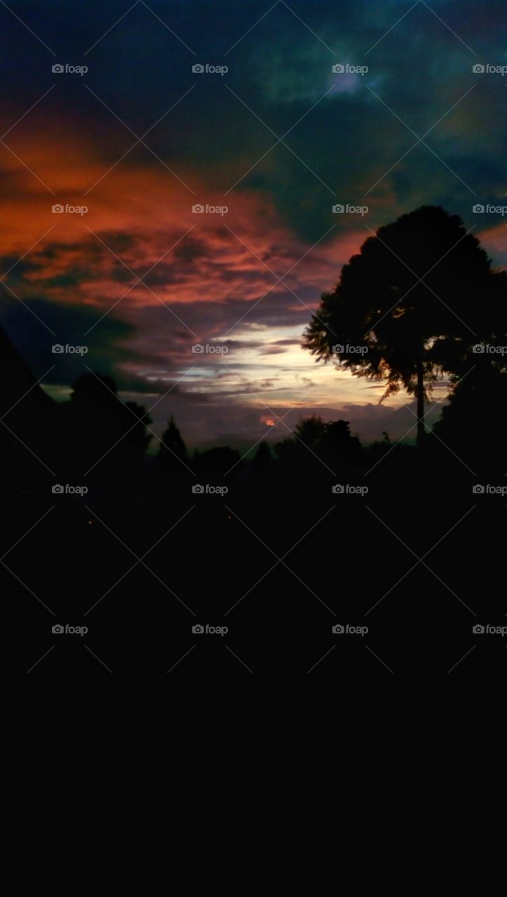 silhoetted at puncak