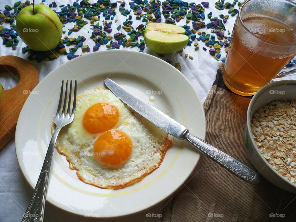 sunny side up eggs, apples, a cup of green tea