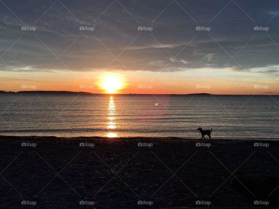 Sun rising slowly over the ocean