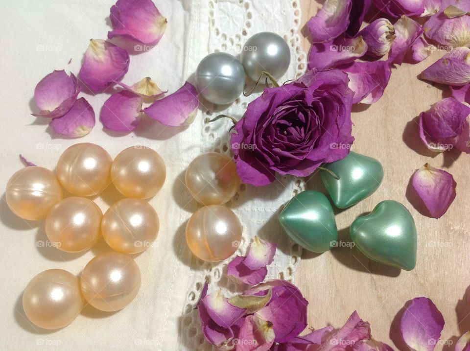Balls with essential oils and rose