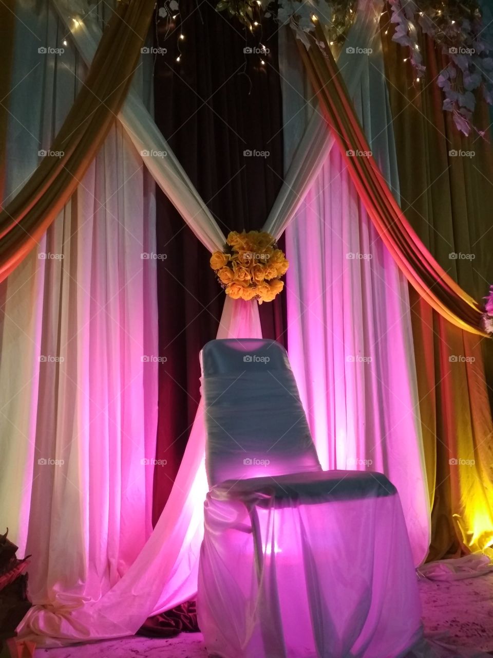 Pinky lighting on the chair