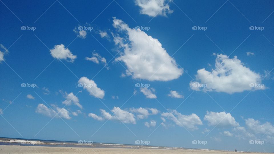 céu azul na praia brasil