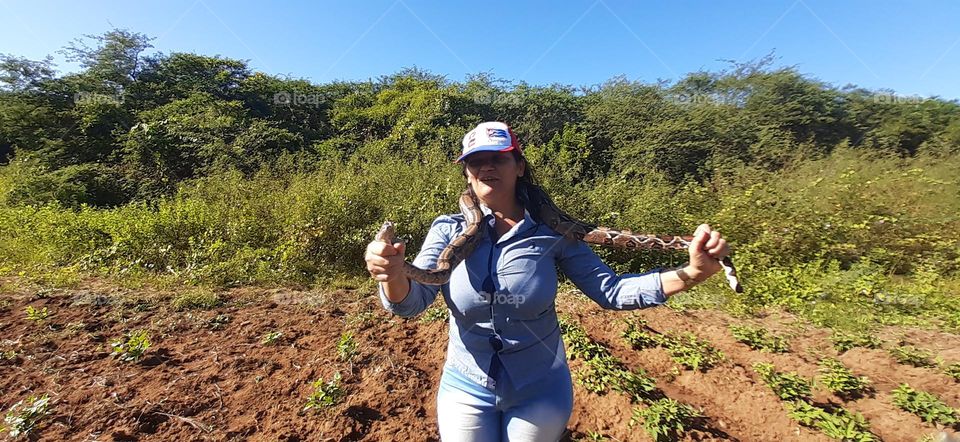 Peguei a jibóia e devolvi a natureza 🙋🏻‍♀️