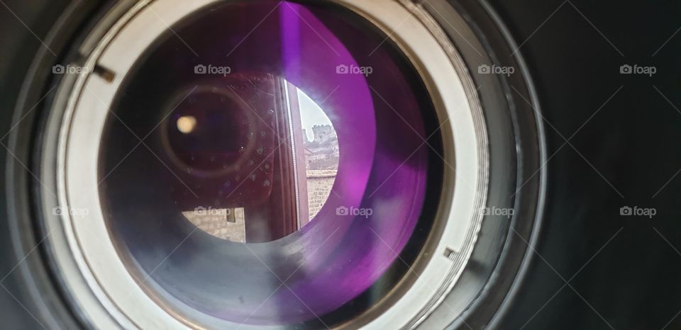 a través de la mirilla