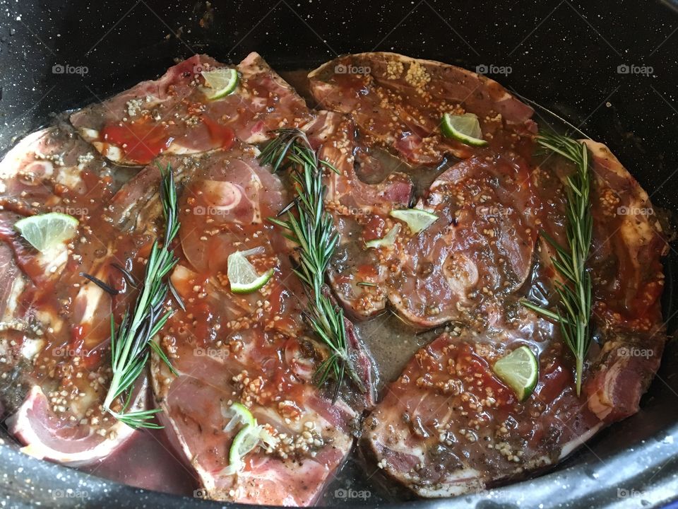 Spicy lamb chops seasoned