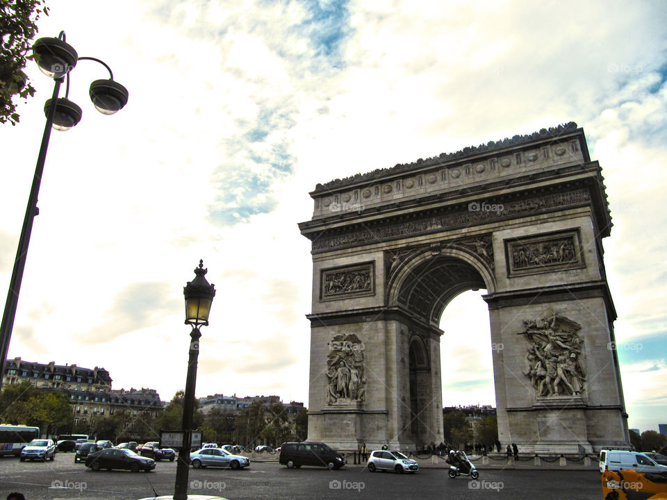 arc de tromphe. a majestic monument in the middle of the street