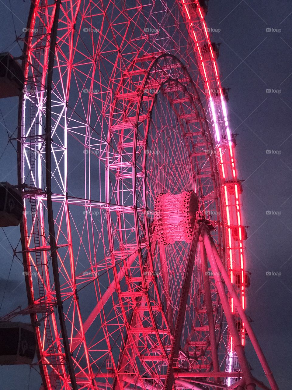 .odnalrO ni detacol tneduts FCU nA  .asleS yb kcilC Follow me @Selsa.Notes, @Selsa.Clicks, or @Selsa.Quotes.  The Orlando Eye.  Bought by CocaCola, July 28, 2016.  Was a business investment to be able to observe the city from the ferris wheel that stands 400 feet high.  It spins at a very slow rate and cost $25 to ride.  It opened April 29th, 2015.  Total of 75 photos in this album of the Coca Cola eye.  The colors displayed on the daily basis is red & white representing classic coke.  A white color that skips to represent carbonation  and green every once in a while for the sugar cane coke.  Then the rainbow colors sadly represent the Pulse shooting victims (album) and the solid blue is for the law enforcement officers killed in the line of duty. In Aug17.  Officer Baxter and Sgt. Howard.  Rest in Heavenly Peace. 