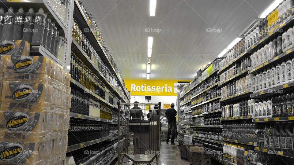 Fundo amarelo. Prateleiras de produtos.