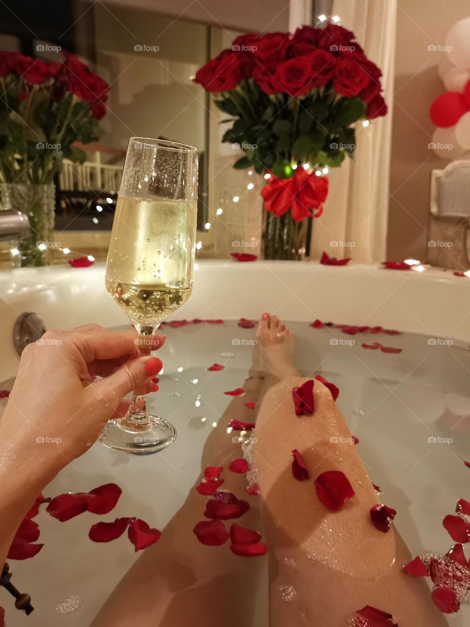 Relax and enjoy your time. Spa and romantic. Bath with prosecco and rose petals.