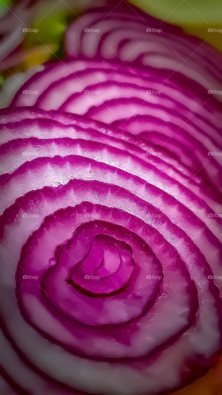 Red Onion Slices: Flavor, texture and color, it is successful in many dishes.  It ranges from home cooking to haute cuisine, always making the recipes more aromatic and delicious.