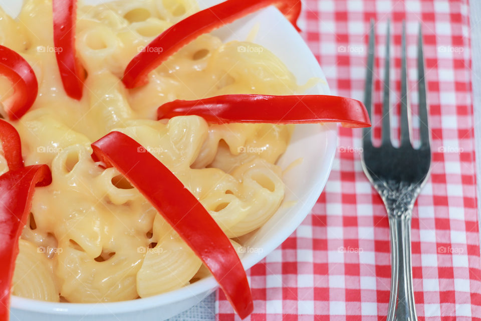 Pasta with cheese and bell pepper