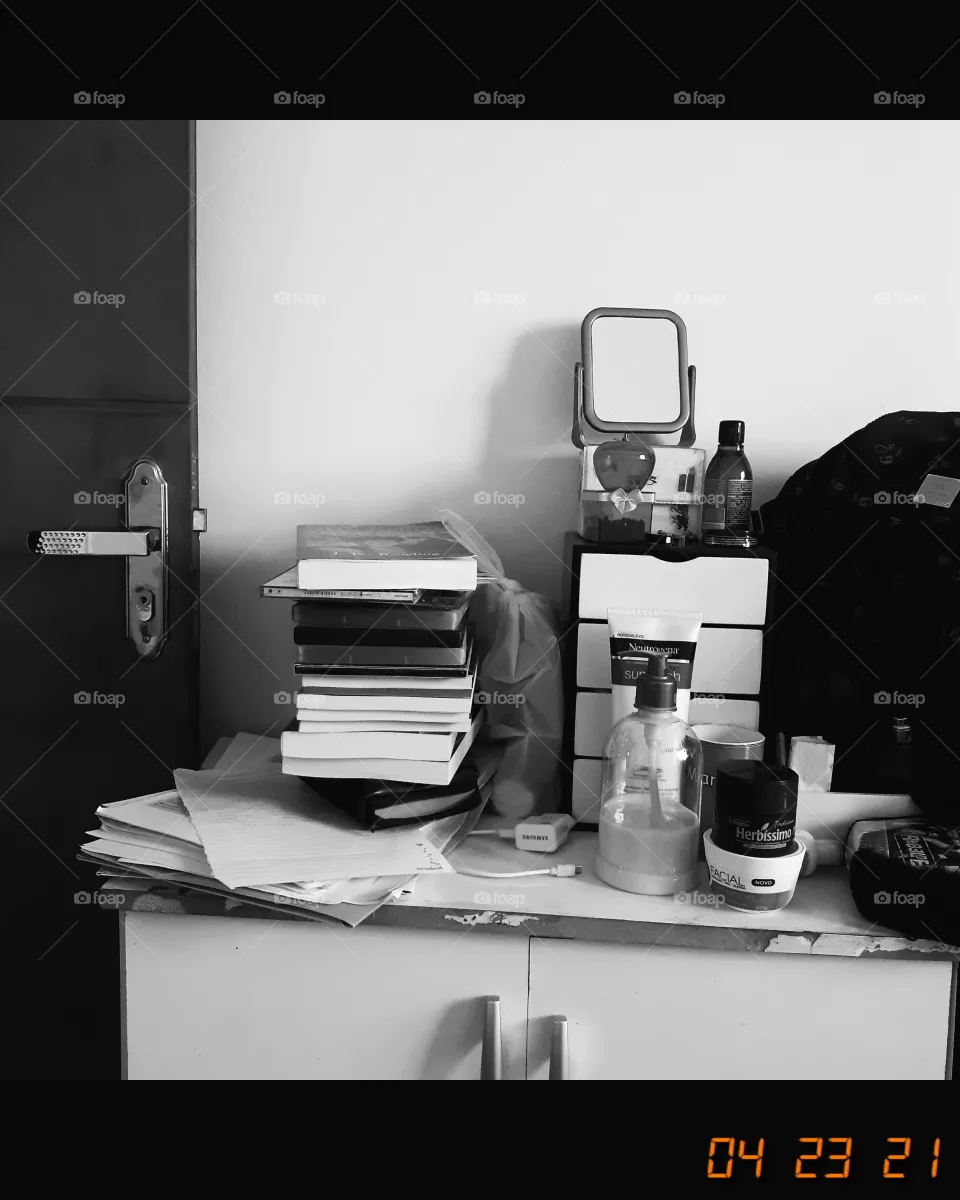 coisas bagunçadas em um quarto