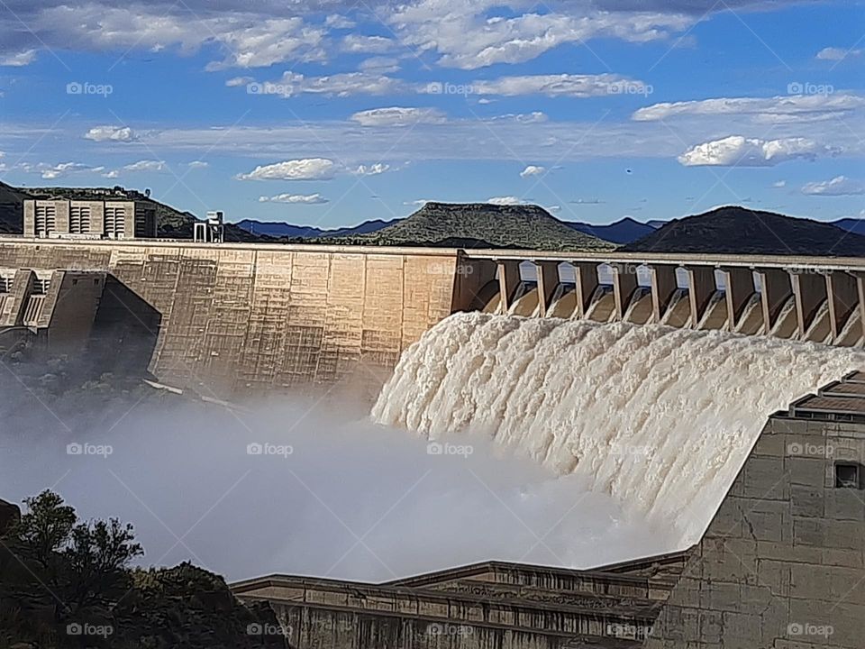 Damwall overflowing after heavy rain.