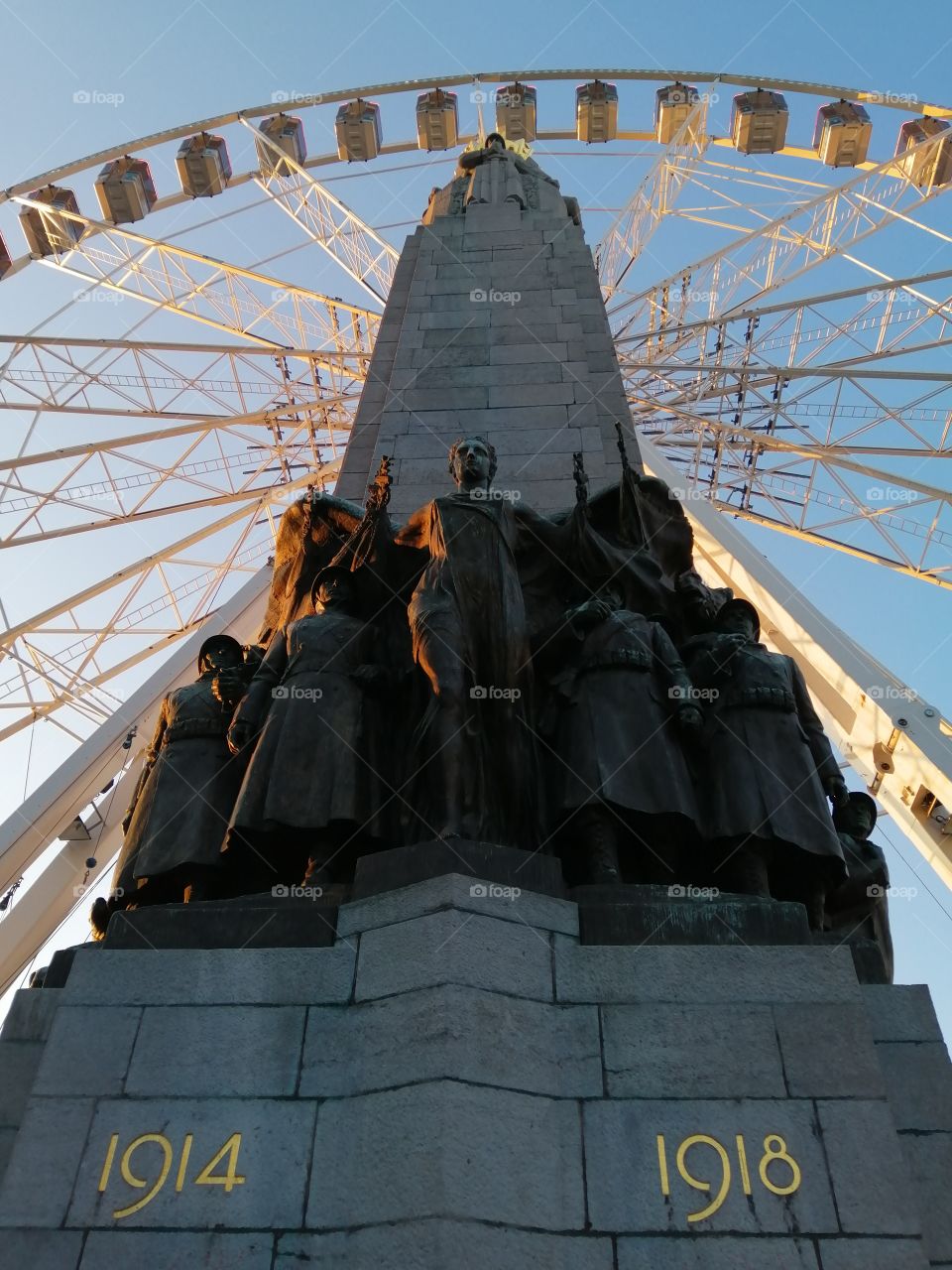 La grande roue et sa statue
