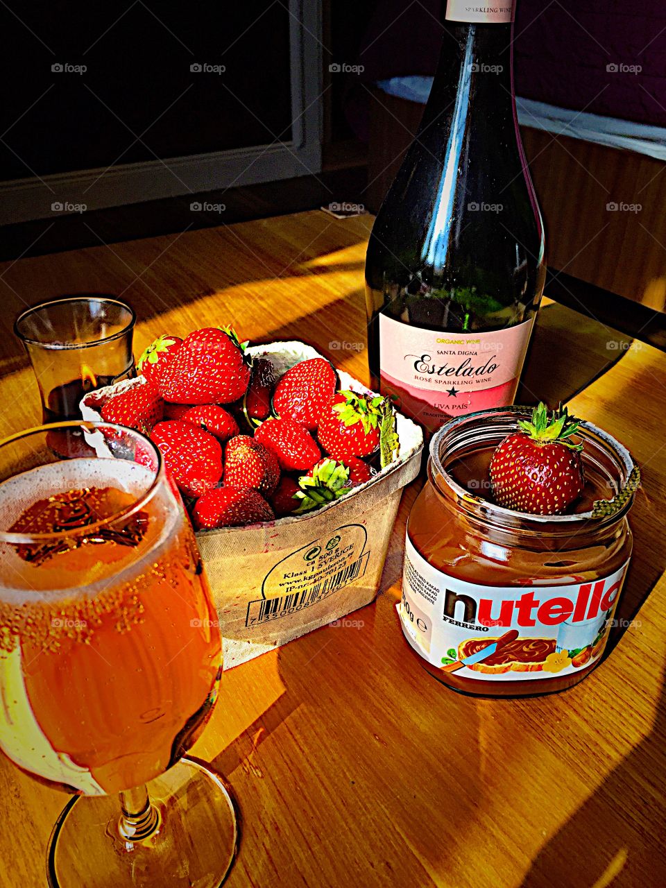Delicious strawberries with nutella and sparkling win! 