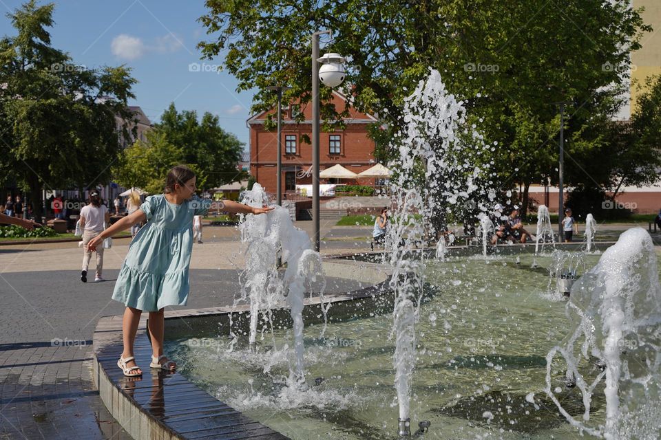 Girl at the city fountain