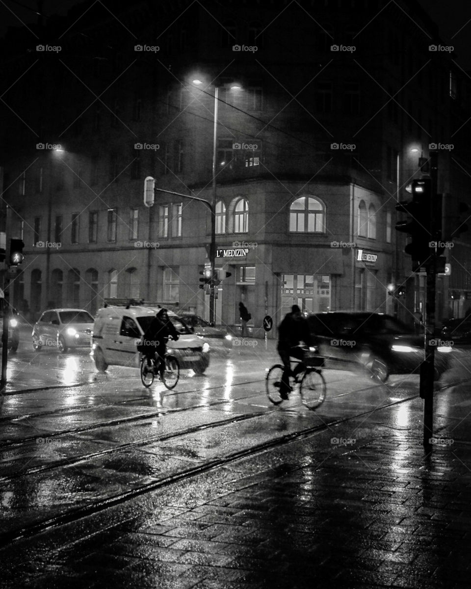 Regen Stadt Auto Radfahrer
