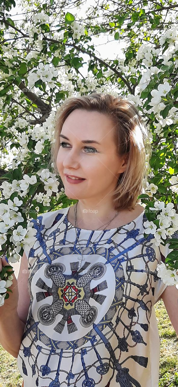 девушка на фоне цветущего дерева