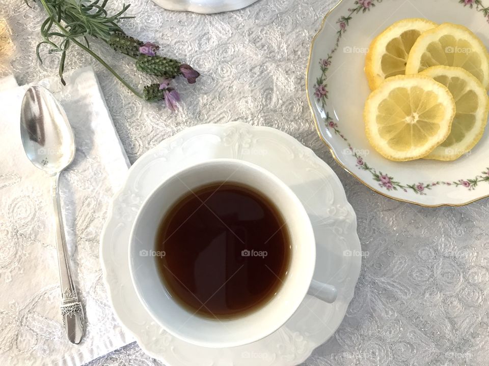Black tea with lemon slice