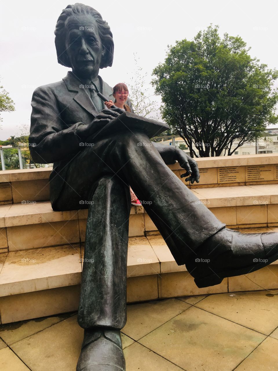 FOAP MISSIONS - Andando por aí, achamos no bairro do Morumbi, na cidade de São Paulo (Brasil), o Albert Einstein descansando!