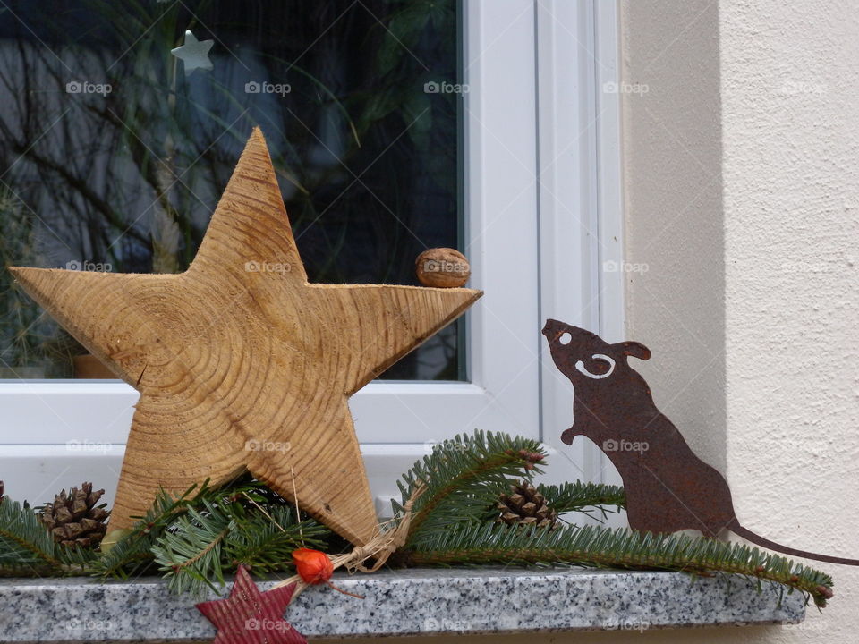 Weihnachtsdekoration am Fenster