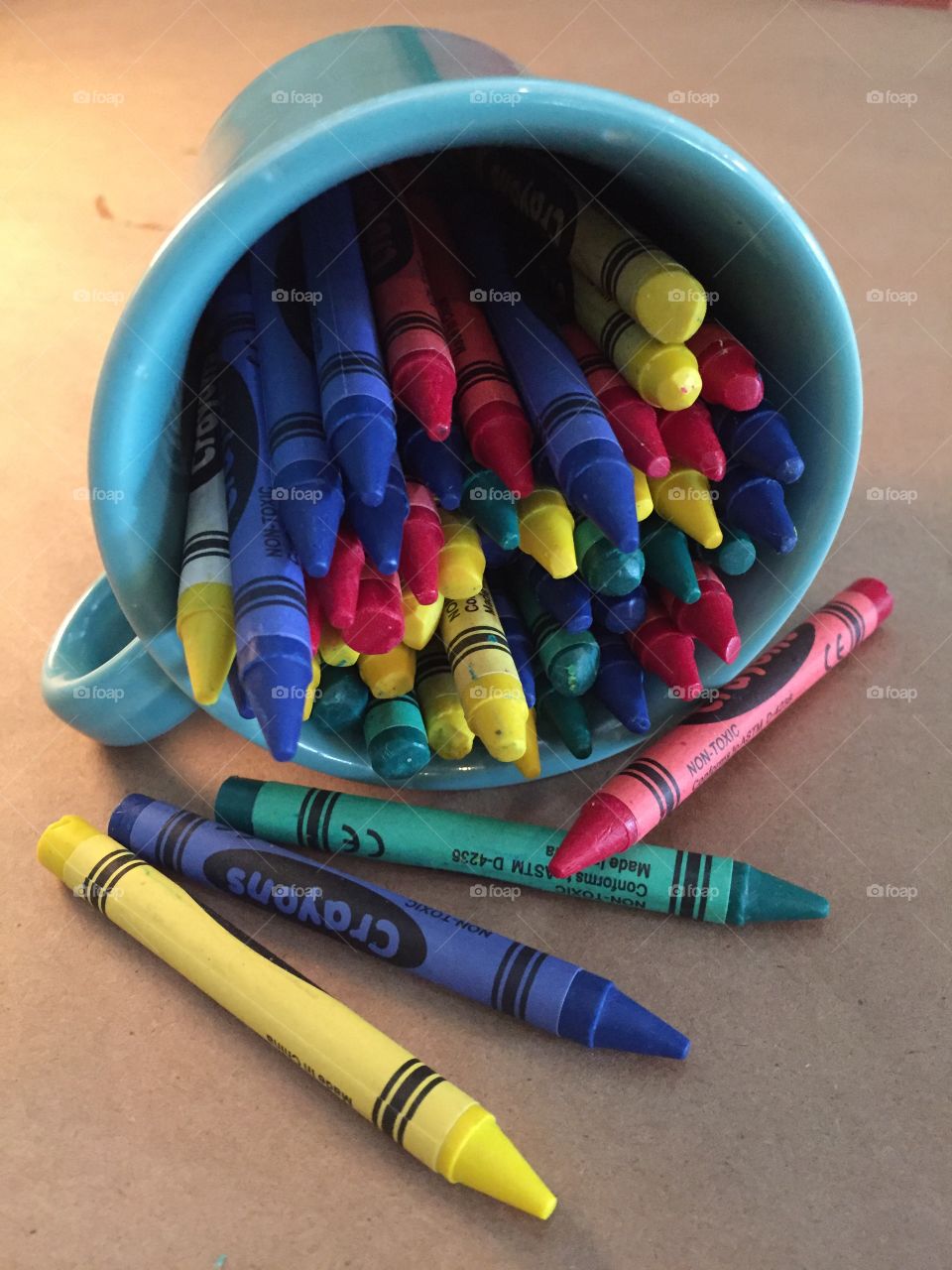 Color crayons 