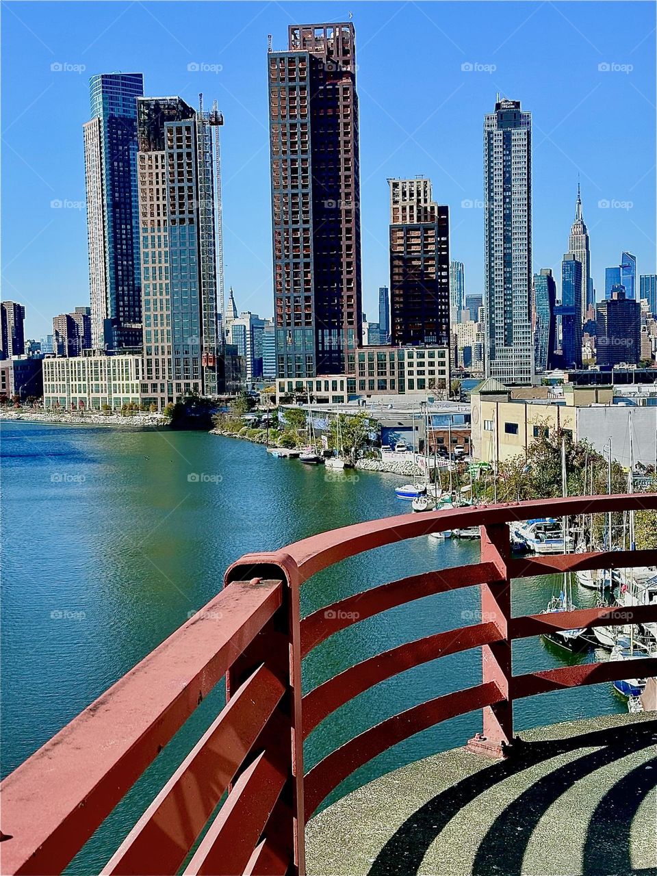 This is the view from the pedestrian outpost on the „Pulaski Bridge“ at „Newtown Creek“ in LIC, Queens with all its boats of nearly every kind and size on a warm sunny Indian summer afternoon in early November 2023. Hypnotic Productions