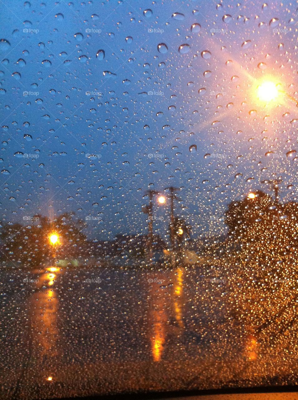 Um dia qualquer de chuva! Olha só as luzes contrastando com a escuridão. Muito bonita. 