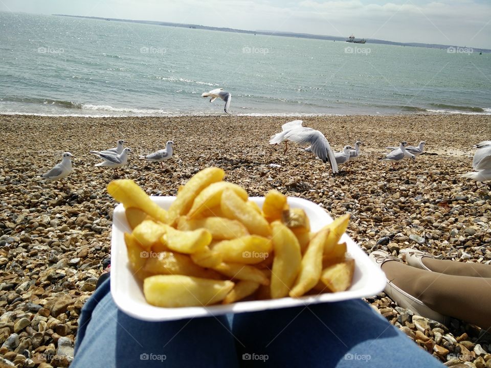 Patatas fritas para comer en la playa