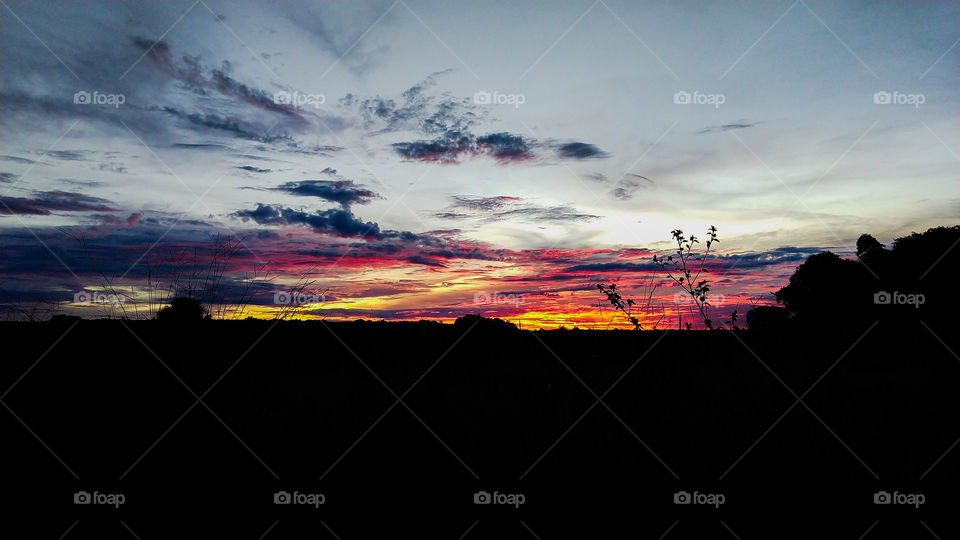 O poente avermelhado. É um espetáculo muito breve, o por do sol.