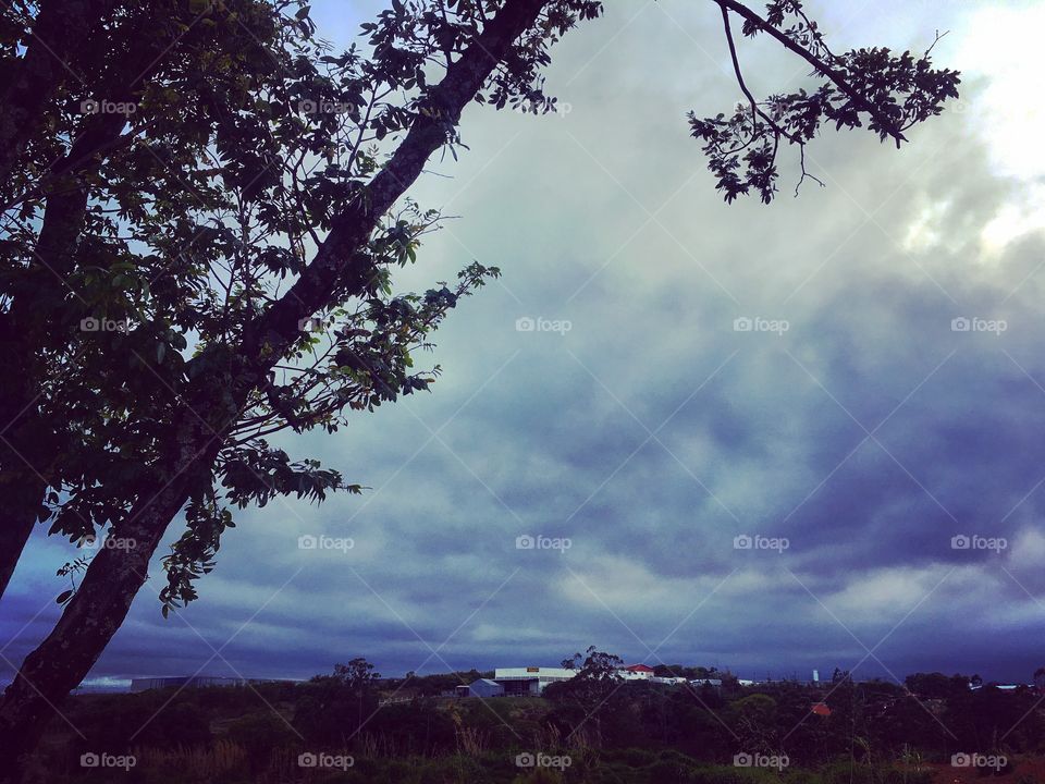 ⛅️ Cadê o #sol que há pouco reinava no #céu?
07h00 - A #chuva vem chegando...
☔️ 
#natureza
#paisagem
#fotografia
#nuvens