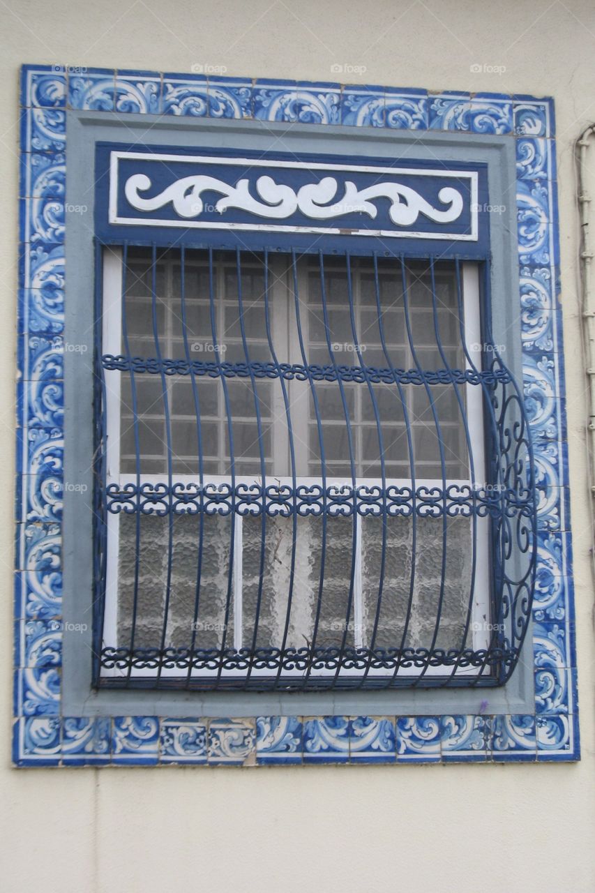 Fenêtre typique de Madère encadrée d'azulejos
