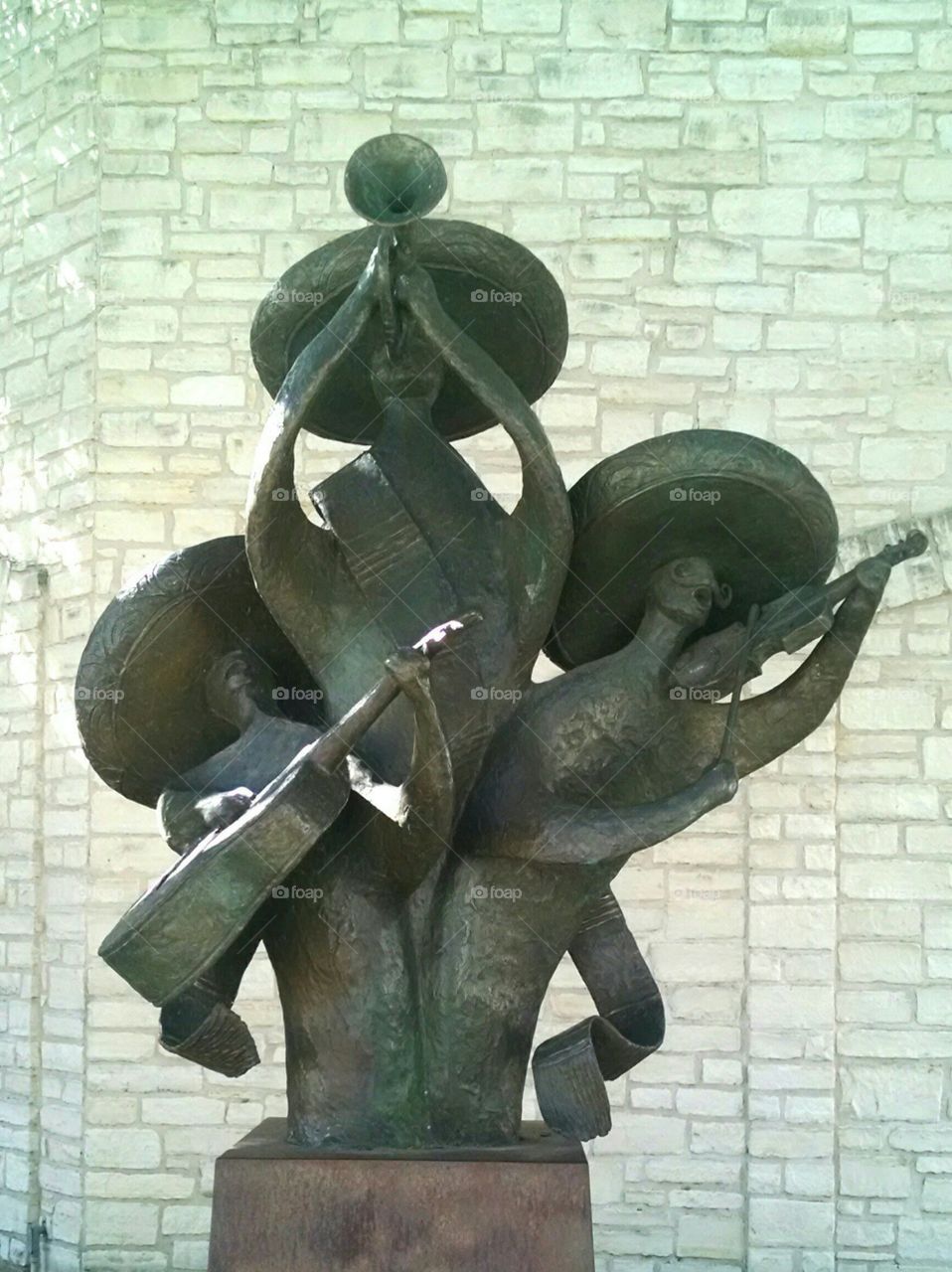 Mariachis statue