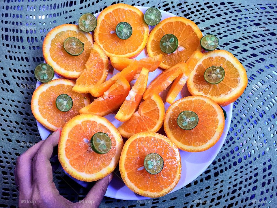 Oranges. A plate of sliced oranges and lemons