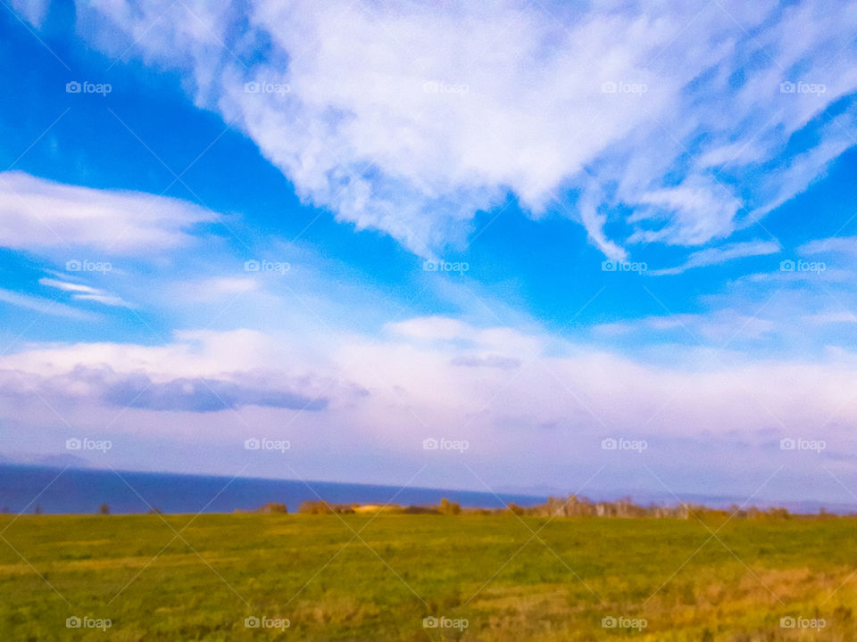 горы трава поле дерево небо голубое осень солнце