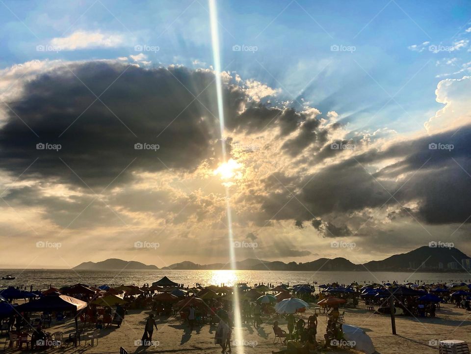 🇺🇸 A beautiful sunset in Guarujá!  The reflection of the sun’s rays on the sea at 18:00 is an indication: the day was hot… / 🇧🇷 Um entardecer belíssimo no Guarujá! O reflexo dos raios de sol no mar às 18h00 é um indicativo: o dia foi quente…
