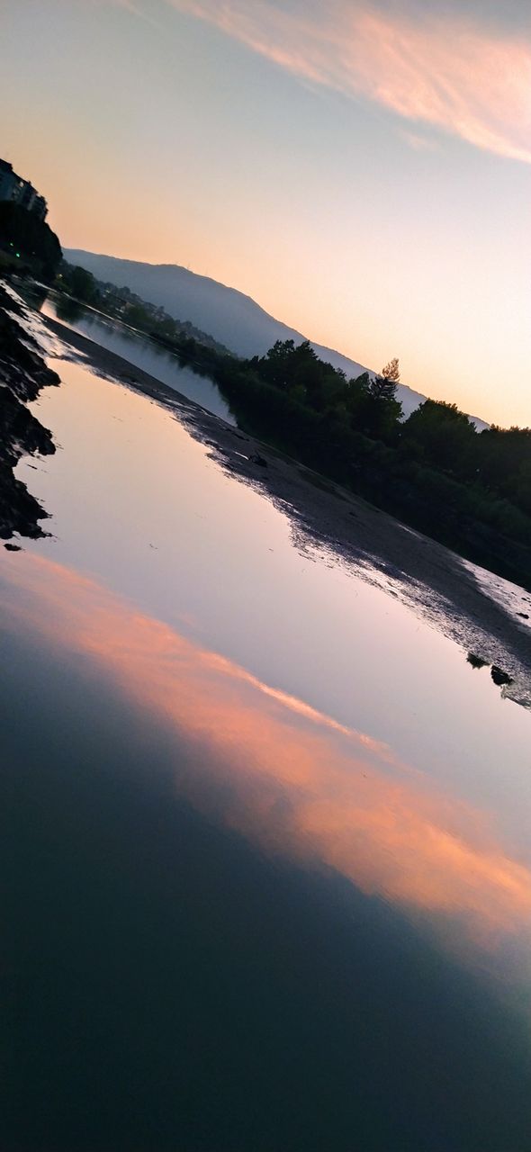 Sobre el rio.