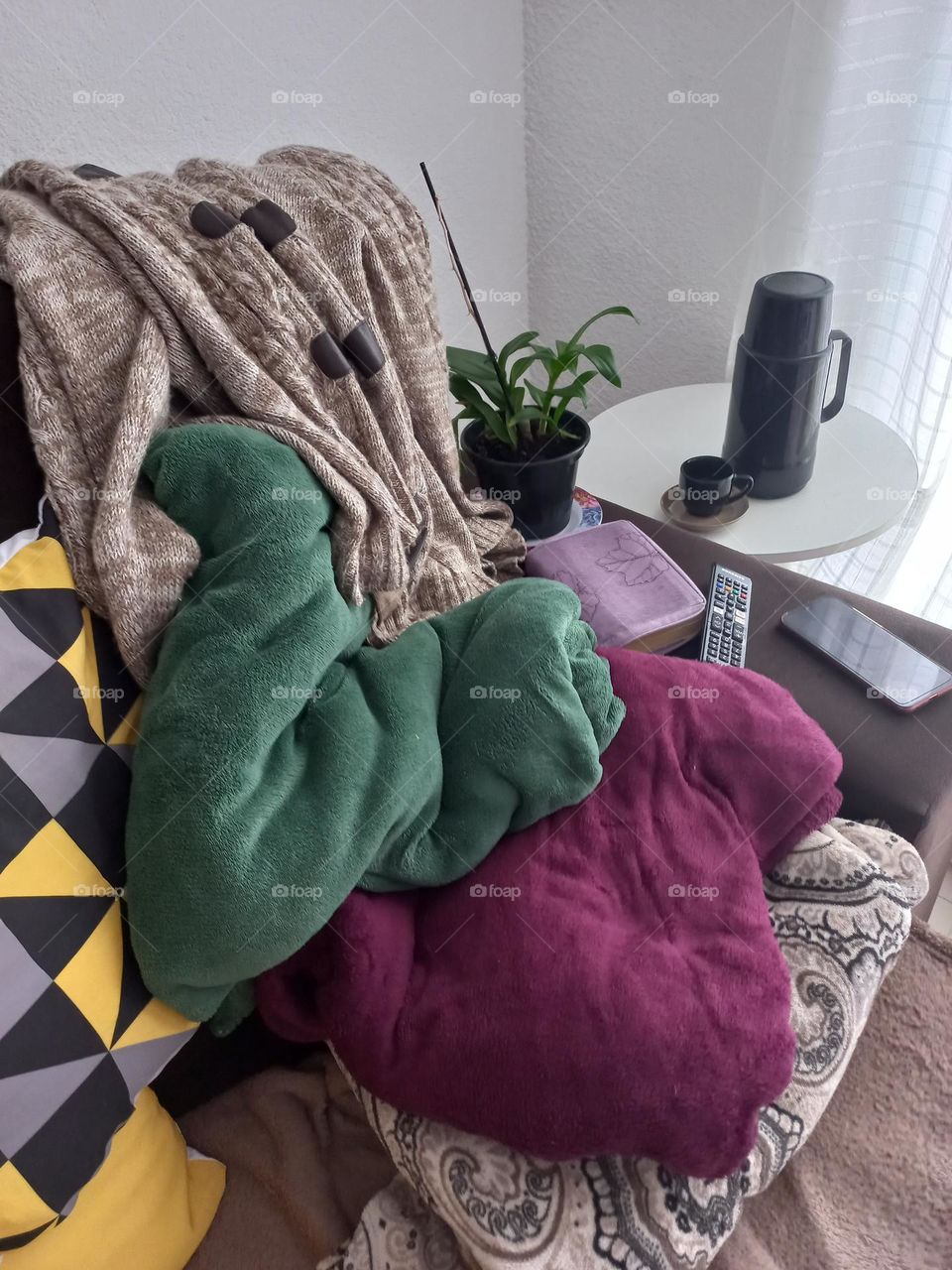 Os cobertores nos proporcionam conforto  térmico em dias frio. O cobertor não esquenta porque ele não é uma fonte de calor. Ele é, na verdade, um bom isolante térmico. Portanto , o cobertor impede que seu corpo perca calor para o ambiente frio.