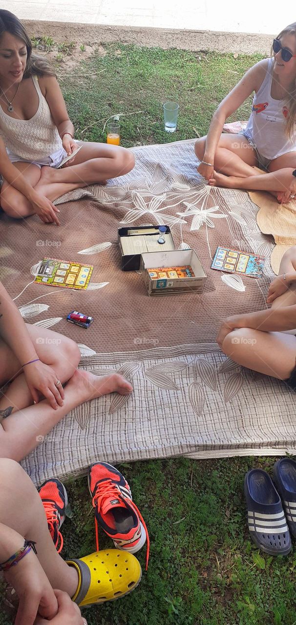 familia reunida con juegos divertidos