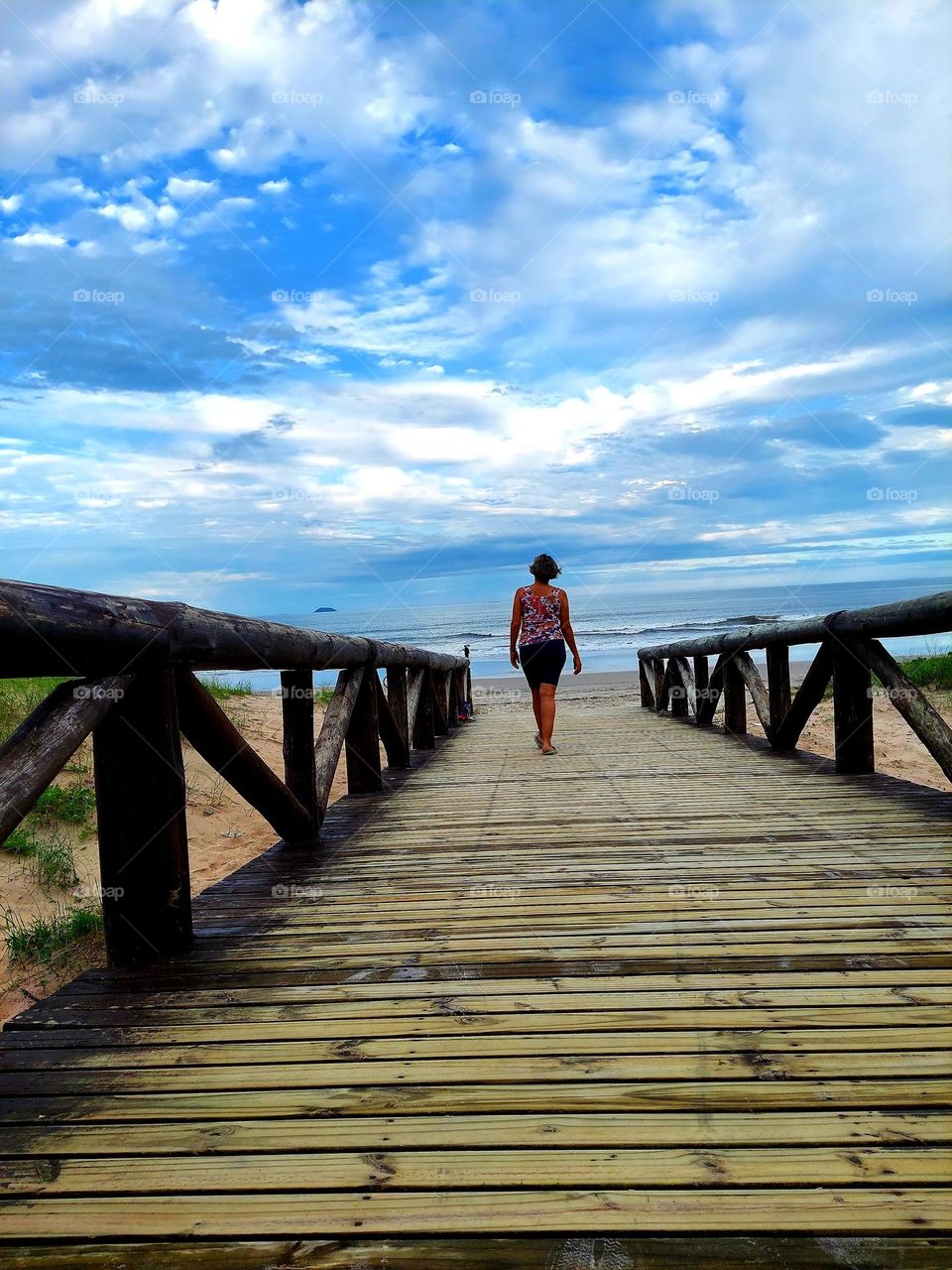 O céu nos presenteia com diferentes nuances diariamente,  são desenhos que nos levam à tranquilidade, ainda mais quando o horizonte é o mar, na perspectiva de uma passarela.