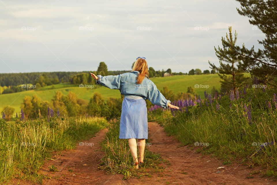 girl goes on the road