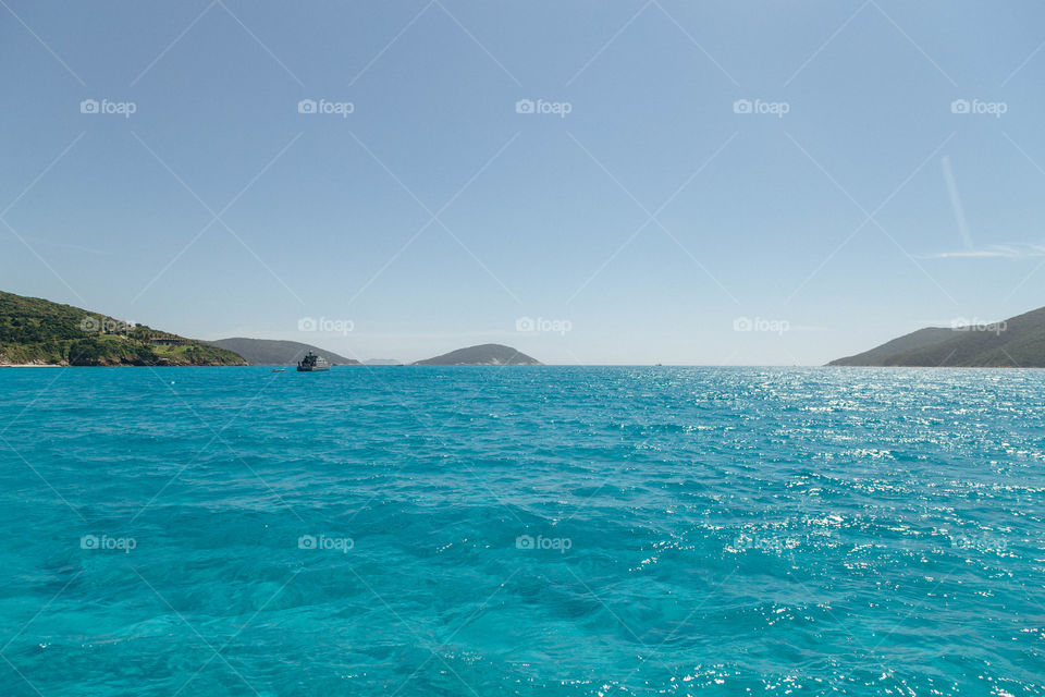 Praia com paisagem linda e fantástica no Brasil, na região do Lagos no Rio de Janeiro, em Arraial do Cabo. Uma ilha incrível de conhecer!