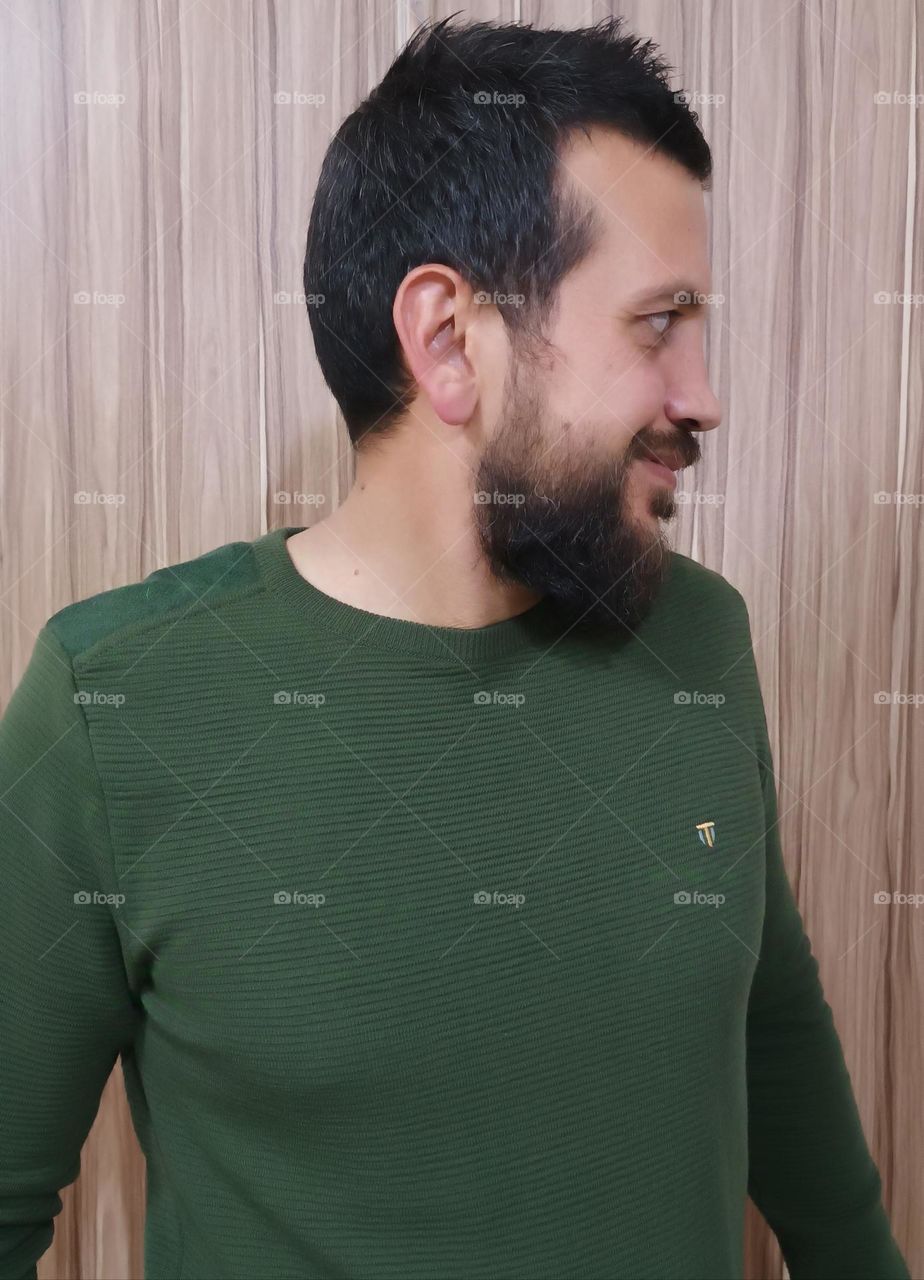 Hey , my cool movember partner ?!where are you looking at?!  Can you guess ? Share me please ☺️