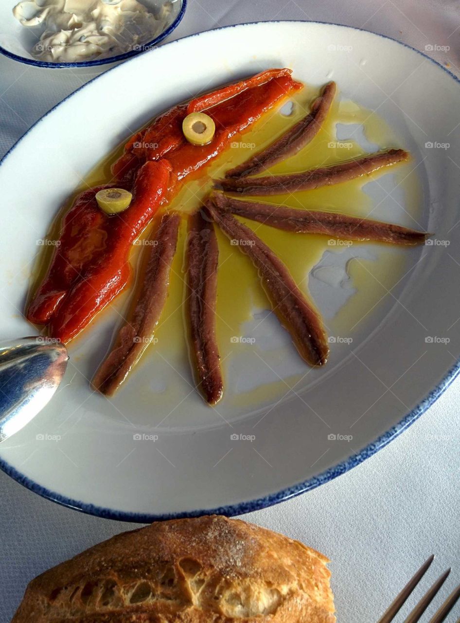 Anchoas y pimientos de Cantabria